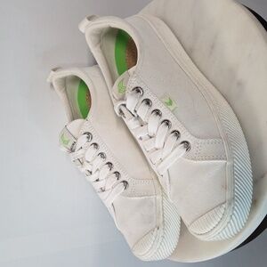 Cariuma White and Green Athletic Shoes Size 9.5